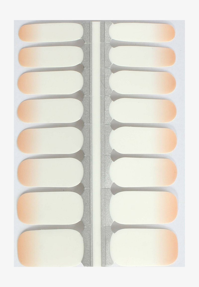 Nageltips i en gradientdesign som övergår från beige till vitt, arrangerade på ett ark med en högblank finish och rundade kanter.