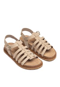 Beige Wildledersandalen mit einem Riemen-Design, verstellbarem Knöchelverschluss und einer strukturierten Fußbett. Leichte Korksohle mit einem dezenten gepunkteten Muster.