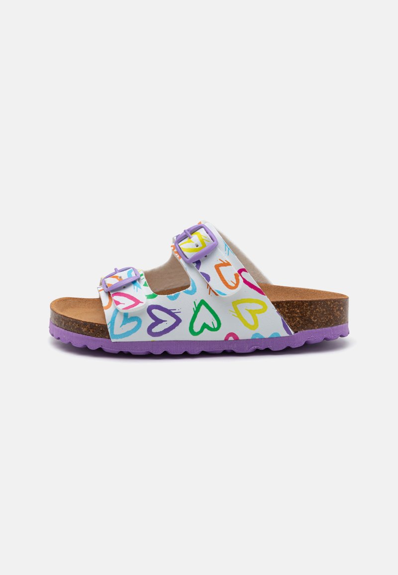 Ciabatte bianche con motivi a cuore colorati, base in sughero e suola in gomma viola. Due fibbie regolabili viola sulla cintura.