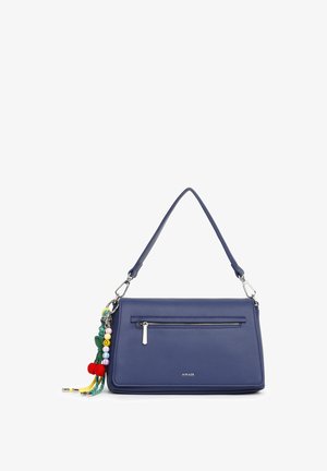 Sac à main en cuir bleu marine avec une poche avant zippée, une seule bandoulière et un charm pompon coloré en perles attaché.