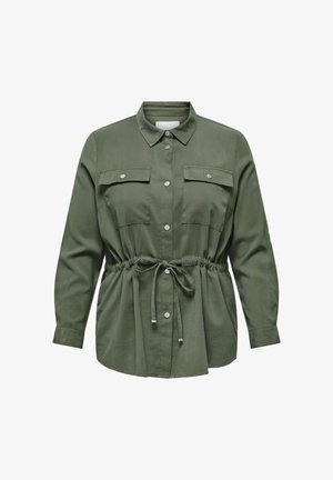 Maslinasto zelena košulja s ovratnikom, dugim rukavima, dva džepa na prsima i podesivim strukom s vezicom. Glatka tekstura tkanine.