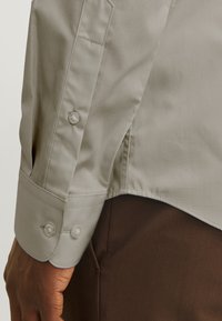 Jack & Jones JJJOE SHIRT PLAIN MAO - Ing - pure cashmere