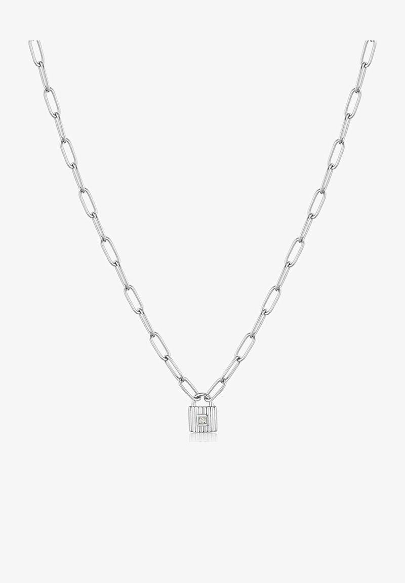 Silberne Kettenhalskette mit länglichen Gliedern und einem rechteckigen Anhänger mit vertikalen Streifen und einem kleinen Diamantakzent.