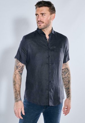 Kurzärmliges, dunkelblaues Leinenhemd mit Knopfleiste, einer Brusttasche und einer subtilen Textur. Verfügt über einen klassischen Kragen und einen abgerundeten Saum.