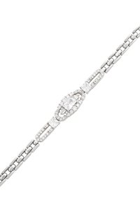 Strieborný náramok s prepojenými kovovými prsteňmi, s centrálnym dekoračným prvkom osadeným viacerými priesvitnými drahokamami a trblietavými akcentmi.