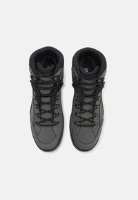 Graue hochgeschnittene Wanderschuhe aus strapazierfähigem Material, mit schwarzen Schnürsenkeln, gepolstertem Schaft und strukturiertem Sohle für Griff.