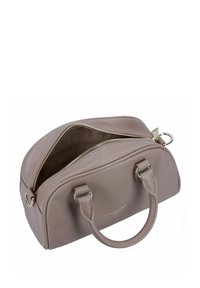 Borsa in pelle rosa morbido con doppi manici, zip dorata e logo in rilievo. Texture liscia, forma arrotondata e interno spazioso visibile.