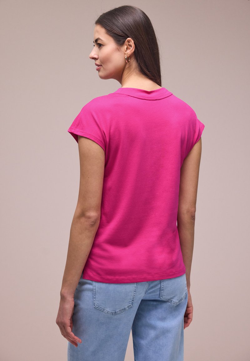TOP NERO CON SCOLLO A CUORE - KAOÂ