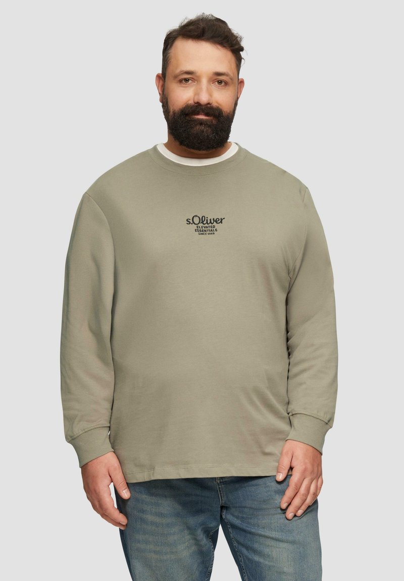 Sweatshirt vert olive clair à manches longues avec des poignets côtelés et un col rond. Présente un petit logo brodé sur la poitrine.
