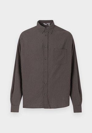 Chemise à manches longues marron à carreaux avec col boutonné, poche poitrine et boutons sur le devant. Tissu doux avec une coupe décontractée.