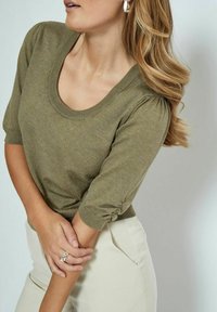 Minus PAM SCOOP NECK - Jednoduché tričko - gothic olive melange