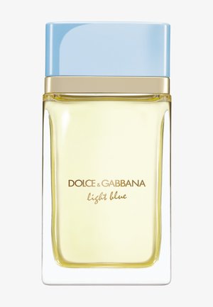 Flacon de parfum rectangulaire en verre transparent avec liquide jaune clair, bande dorée, bouchon bleu clair et texte "Dolce & Gabbana light blue" sur le devant.