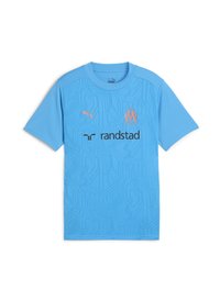 Gaiši zila īsām piedurknēm sporta krekls ar teksturētu rakstu, ar koralļu logotipu un akcentiem. Zīmola logotips izvietots uz kreisās krūtis.