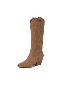 Bota western de gamuza tostada de media caña con perforaciones decorativas, detalles de costuras, tiradores y tacón apilado inclinado sobre fondo blanco.
