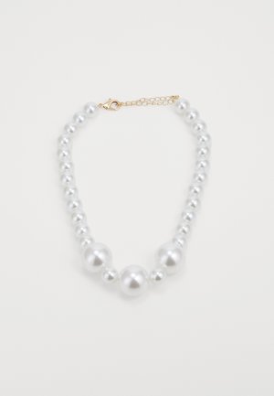 Collier en perles blanches composé de perles rondes brillantes de tailles variées, avec un fermoir en or en forme de homard et une chaîne réglable.