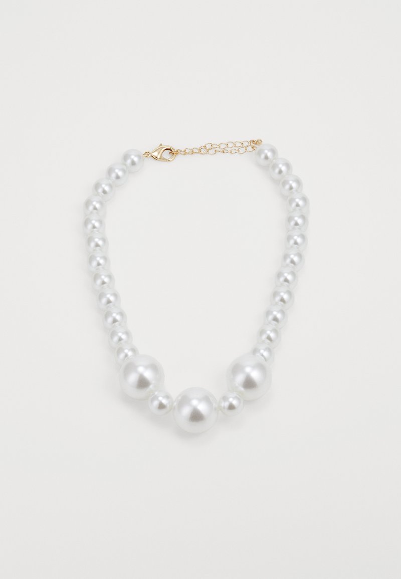 Collier en perles blanches composé de perles rondes brillantes de tailles variées, avec un fermoir en or en forme de homard et une chaîne réglable.