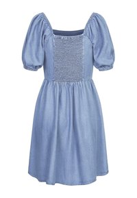 Svetlomodré denimové šaty s krátkymi puff rukávmi, smockovaným prešívaním na hrudi, štvorecovým výstrihom a rozšírenou sukňou, s jemným textúrovým vzorom.