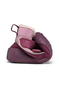 Stivali per bambini viola e rosa con una tomaia texture, foderati in pelliccia e con una fascetta in velcro. Suola curva con un motivo in rilievo.