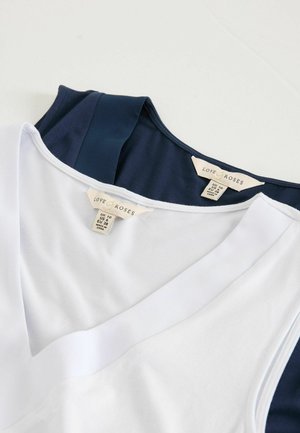 Du vien rankovių marškinėliai, vienas baltas, kitas tamsiai mėlynas, su etiketėmis "Love & Roses", rodančiomis dydį ir kilmę.