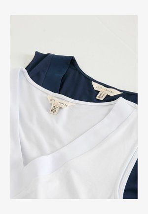 Du vien rankovių marškinėliai, vienas baltas, kitas tamsiai mėlynas, su etiketėmis "Love & Roses", rodančiomis dydį ir kilmę.