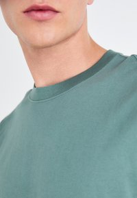 Abercrombie & Fitch CLASSIC POLISHED - Paprasti marškinėliai - dark forest