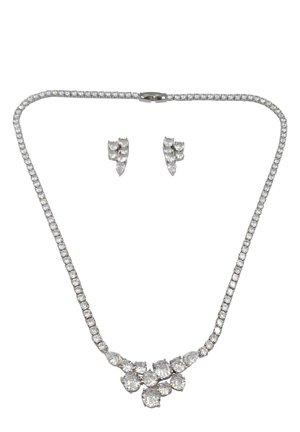 Collana di strass con catena a forma quadrata, caratterizzata da un pendente a grappolo floreale. Accompagnata da orecchini abbinati con forme a goccia.