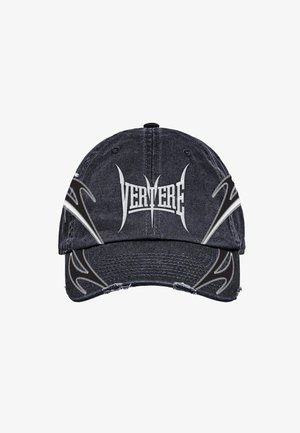 Cappellino da baseball in denim nero usurato con bordi consumati, motivi tribali argentati sui lati e sulla visiera, e scritta gotica bianca "VERIVERE" sul davanti.