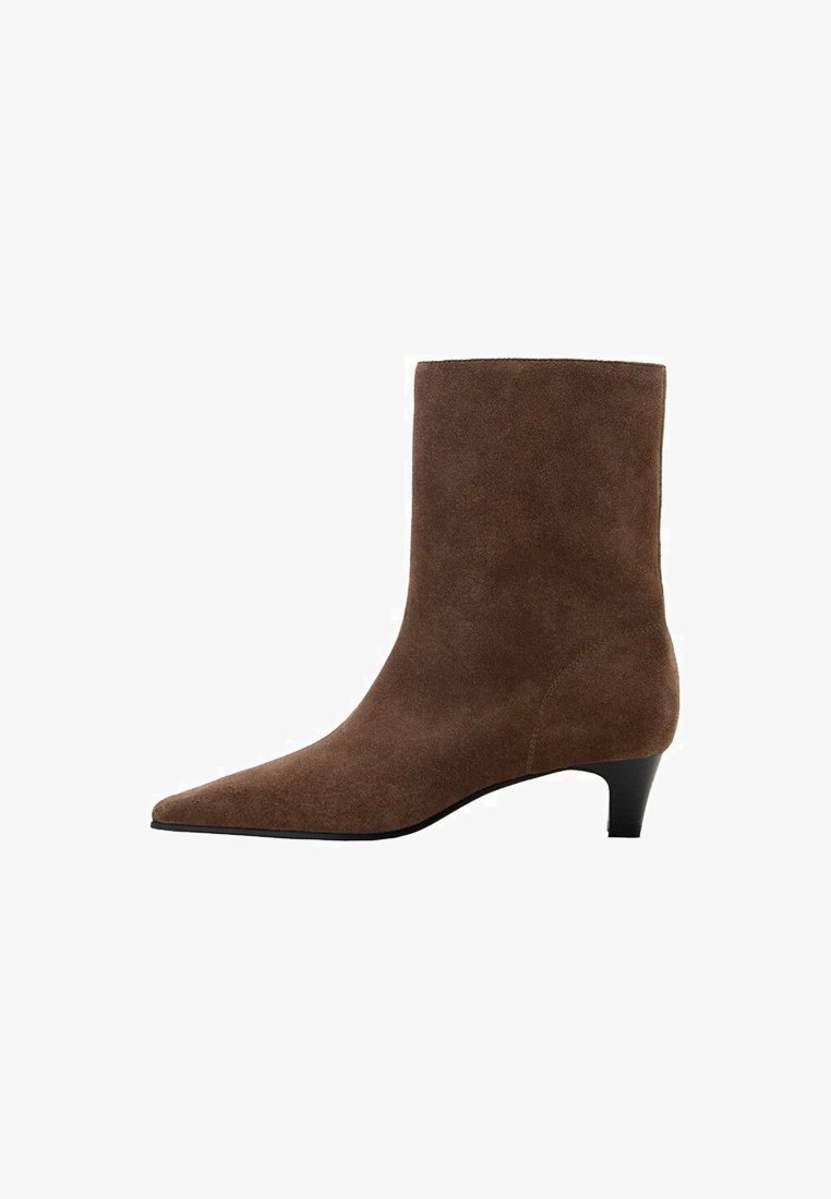 Bruna mockaimitation av ankelboot med spetsig tå och låg kittenklack, sedd från sidan på en vit bakgrund.