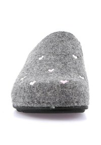 Pantofole grigie in feltro con forma arrotondata, caratterizzate da un motivo a cuori rosa e bianche sparse sulla parte superiore e una suola nera.
