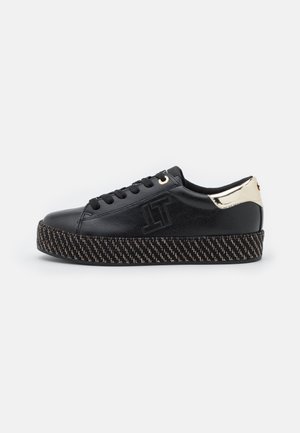 Sorte platform sneakers lavet af læder med en struktureret sort og guld vævet sål og guldaccents ved hælen. Har runde snørebånd og logo.