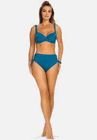 Turkusowy zestaw bikini z miękkim stanikiem na zapięcie z przodu oraz wysokim dołem z regulowanymi z boku troczkami. Gładka tekstura materiału.