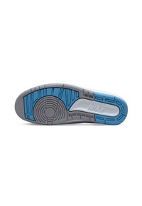 Suola di sneaker Nike, caratterizzata da una suola in gomma blu e grigia, modelli di battistrada distintivi, superficie liscia e un logo Nike ben visibile.