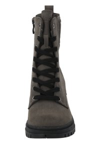 Bota delgada de ante gris con cordones negros, cremallera lateral y suela de goma. Presenta ojales de metal y un collar acolchado para mayor comodidad.