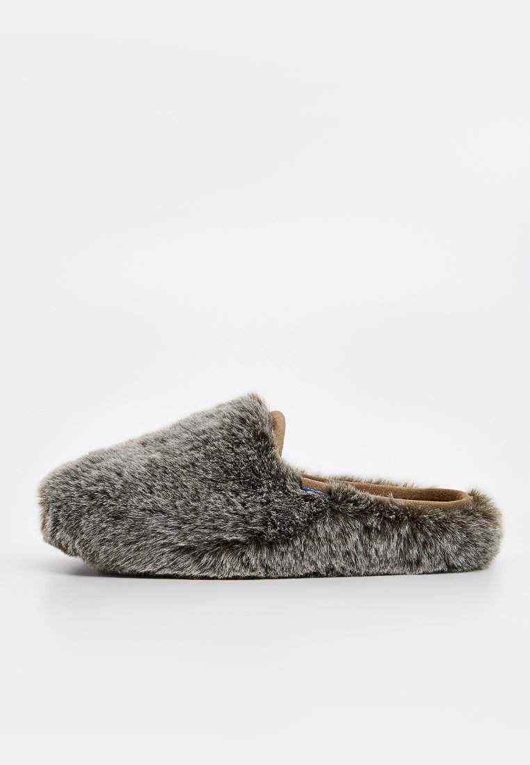 Chaussons en fausse fourrure gris avec un bout rond, texture douce et doublure intérieure contrastante, idéaux pour un usage intérieur.