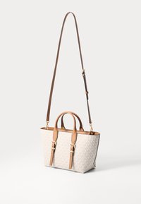 Geantă din pânză cu accente din piele maro deschis, formă structurată, două mânere superioare și o curea de umăr detașabilă. Prezintă un model monogram.