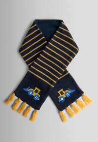 Tamsiai mėlynas megztas šalikas su geltonomis juostelėmis, turintis kutus ant galų ir išsiuvinėtais mėlynais traktorių dizainais. Minkšta tekstūra.