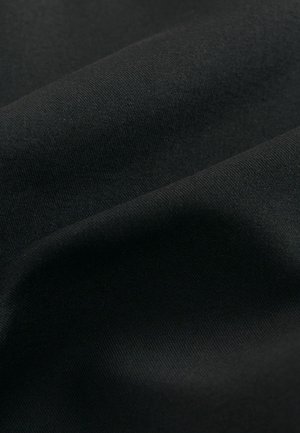 Schwarzer Stoff mit einer glatten Textur, der einen subtilen Glanz und weiche Falten zeigt, was seine Elastizität und gleichmäßige Webung unterstreicht.