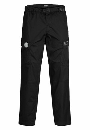 Pantalones cargo negros con cinturón ajustable, dos bolsillos laterales con solapa, un parche con el logo del globo y un parche con texto blanco en el bolsillo derecho.