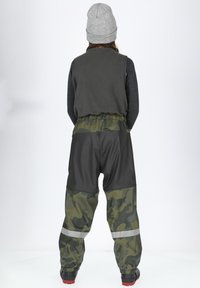 Vandtætte cargo bukser med sort og grøn camouflage-stof, elastisk talje og reflekterende striber på benene.