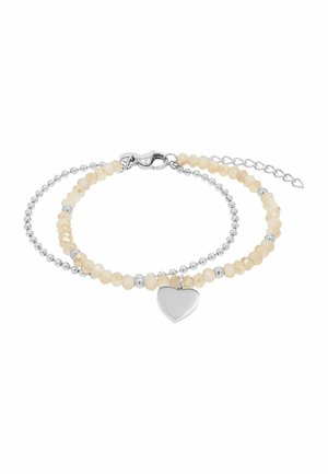 Dubbele armband met zilveren kralen en crèmekleurige facet geslepen kralen, voorzien van een zilveren harthanger en een karabijnslot met verlengketting.