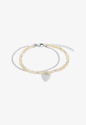 Doppelsträngig Armband mit silbernen Perlen und cremefarbenen facettierten Perlen, versehen mit einem silbernen Herzanhänger und einem Karabinerverschluss mit Verlängerungskette.