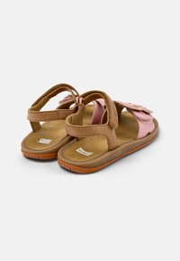 Sandali marroni e rosa con suola flessibile, cinturini in pelle morbida e sottopiede imbottito. Presentano una cinghia regolabile per una chiusura sicura.