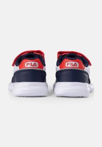 Sneakers Fila con un design blu navy e bianco con dettagli rossi, realizzati in tessuto a rete e con cinturini in velcro. Suola in gomma resistente.