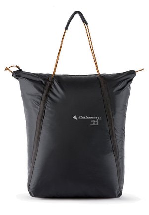 Schwarze Nylon-Shopper-Tasche mit großer, rechteckiger Form. Verfügt über geflochtene Griffe und ein Logo mit "Klädbutik Göteborg" und "23L." Glatte Oberfläche.