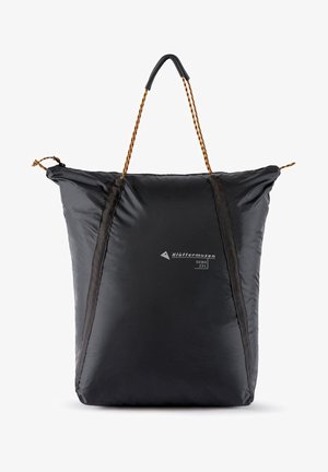Bolsa de nylon negra con forma rectangular grande. Presenta asas trenzadas y un logo que dice "Klädbutik Göteborg" y "23L". Textura suave.