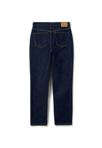 Jeans de mezclilla azul oscuro con corte recto, que presentan un parche de cuero en la cintura y dos bolsillos traseros. Detalle de costura clásica en todo el pantalón.