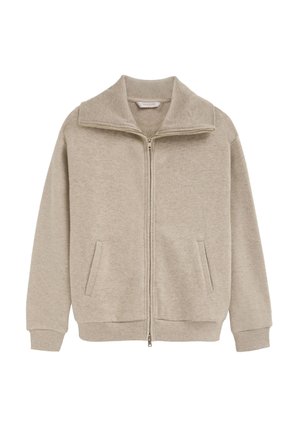 Jersey beige con cremallera, cuello alto, mangas largas, puños y bajo acanalados, y dos bolsillos delanteros con abertura.