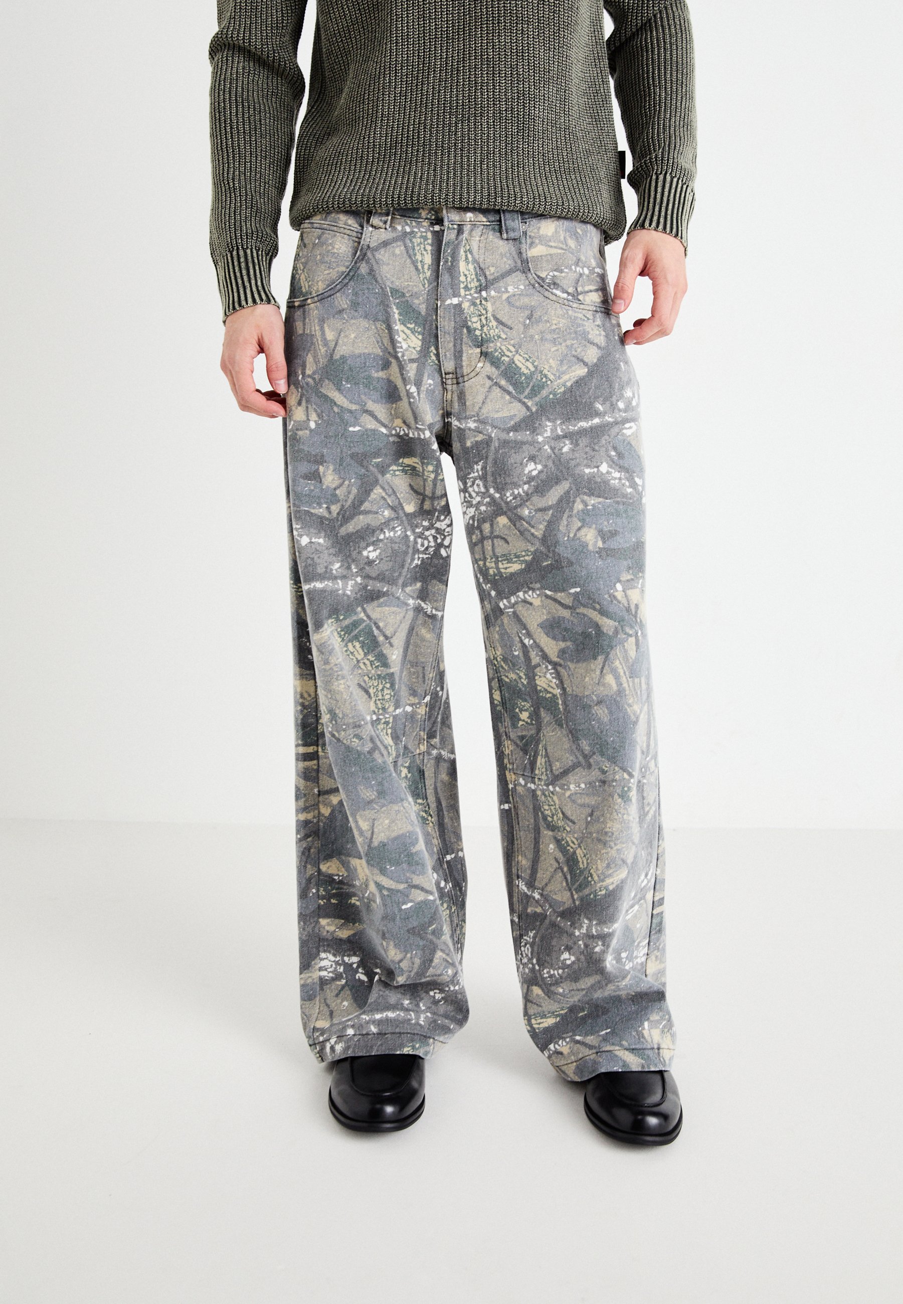 Jaded London FOREST CAMO COLOSSUS UNISEX - Loose Jeans - khaki 