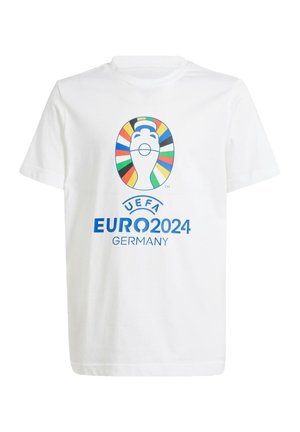 Weißes T-Shirt mit einem bunten UEFA EURO 2024-Logo, Grafiken eines Gesichts und eines Balls sowie dem Text "DEUTSCHLAND" in Blau.