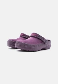 Crocs CLASSIC UNISEX Mules plush plum/berry